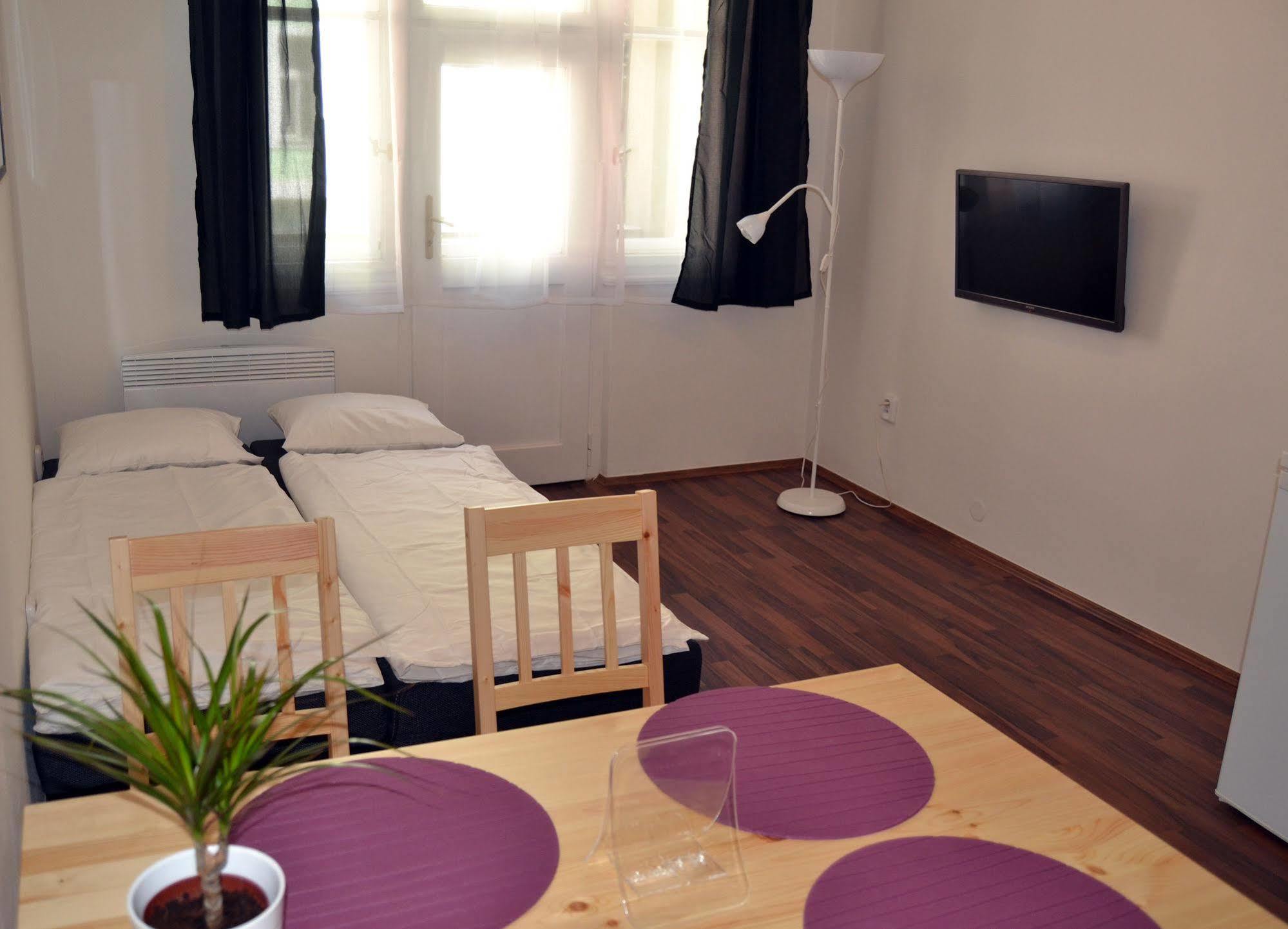 Jezerka Apartments Praag Buitenkant foto